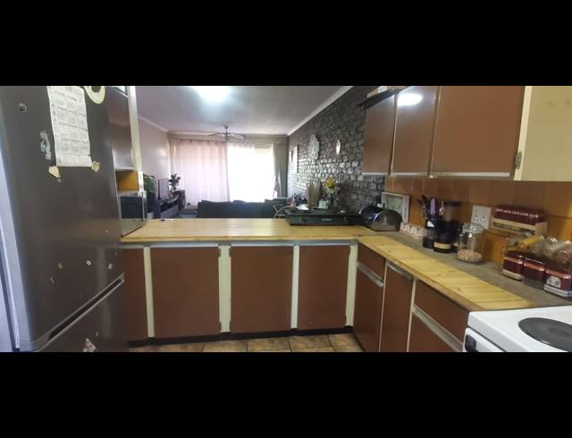 2 BEDROOM FLAT FOR SALE IN VEREENIGING CENTRAL